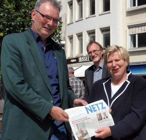 Sozialministerin Rundt- Martin Fischer LAK (li) und Thomas Schremmer (MdL Grüne) präsentieren die NETZ Nr. 4