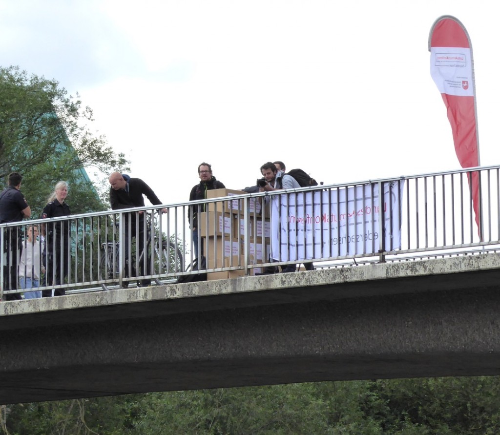 5-Brücke mit LAK Banner und LAK Sprecher Niggemeyer